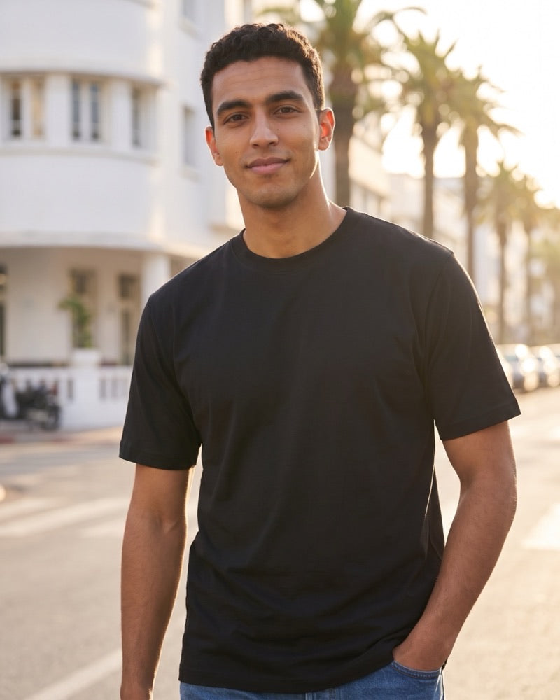 T-shirt noir 190g porté en ville — golden hour