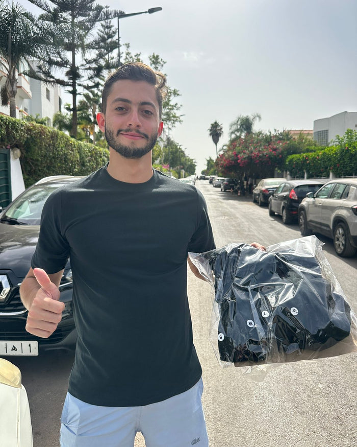 Client en t-shirt noir 190g, Maroc