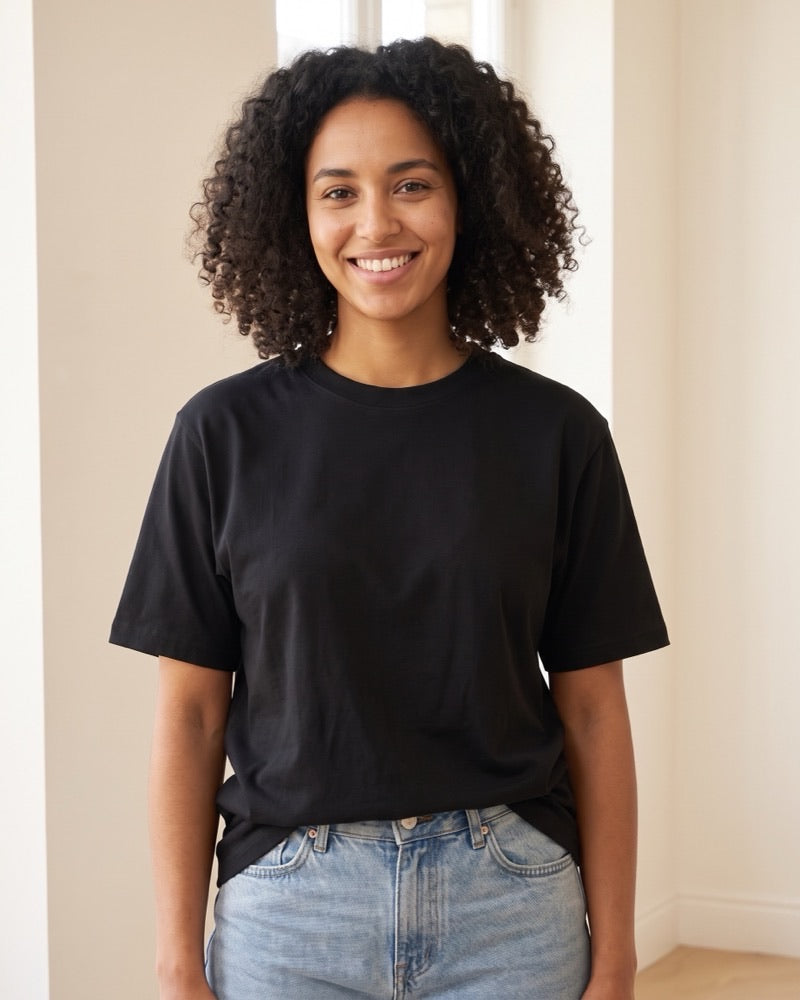 T-shirt noir 190g porté par une femme — coupe unisexe